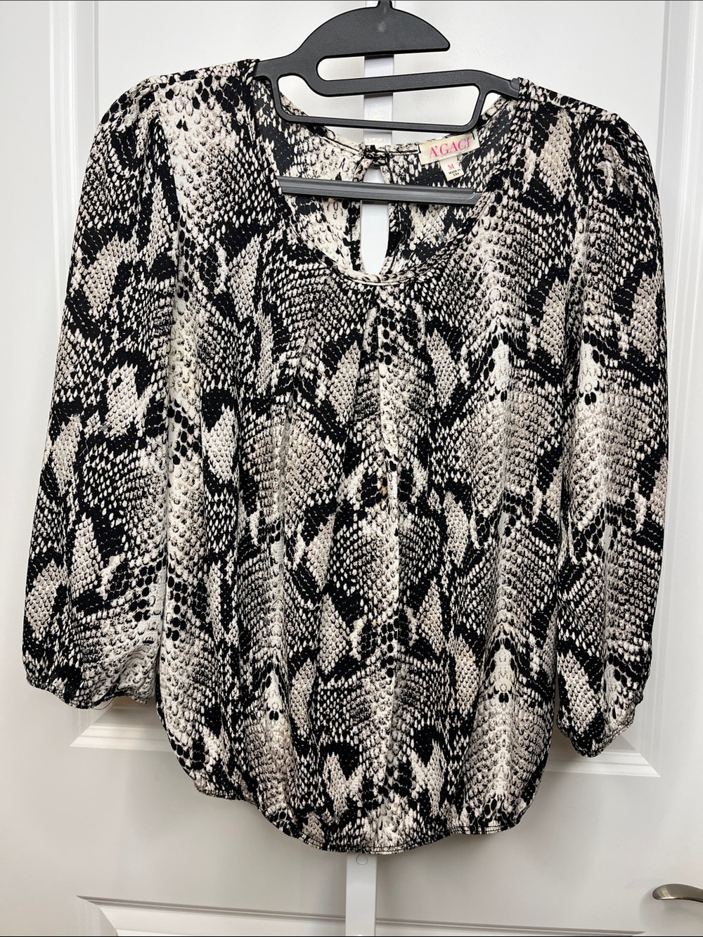 a'gaci Black & White Snake-Print Keyhole Blouse Medium